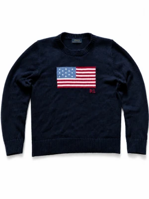 Polo Ralph Lauren USA Flag Sweater - Snygg stickad Polo Ralph Lauren-tröja med klassisk USA-flagga och RL-detalj framtill.  📏Storlek: 12-14 år  ✨Skick: Bra skick  🔵Marinblå  📦Säljer då jag har vuxit ur den.  Pris: 589 kr - pris kan diskuteras vid seriöst intresse.  Skriv gärna om du har frågor eller vill ha fler bilder!