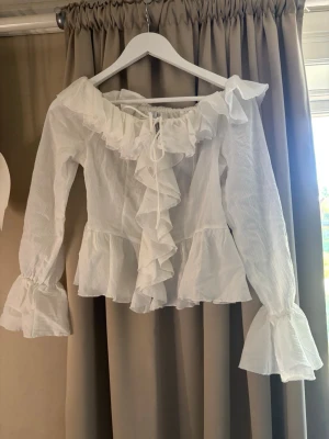 Blus - En blus men jättebra skick använd endast 1 gång.