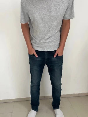 Tommy Hilfiger slim fit jeans - Snygga mörkblå slim fit jeans ifrån Tommy Hilfiger. Jeansen har en riktigt skön tvätt med goa fades. Jeansen är i W35 men passar även för lite mindre då de passar mig som brukar ha W32. Perfekta för en stilig outfit!🙌Hör av dig vid frågor!