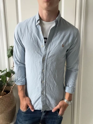 Ralph lauren skjorta slim fit S - Ralph lauren skjorta slim fit S, pågränsen till för liten på modellen! Inga defekter förutom en pytte pytte litet hack! Modellen i bilderna är 180 cm 75 kg och bär Storlek S slim fit , Kom med frågor! 🌟 (Kan gå ned i pris vid köp av paket 😉) 