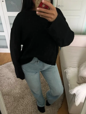 Två Oversized svarta stickade tröja - Ena är kort andra är lång. Den långa kan även användas som klänning. 