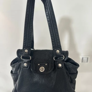 Marc Jacobs väska  -  Svart Marc Jacobs väska som funkar till vardagen, snygg till skolan och utekvällar