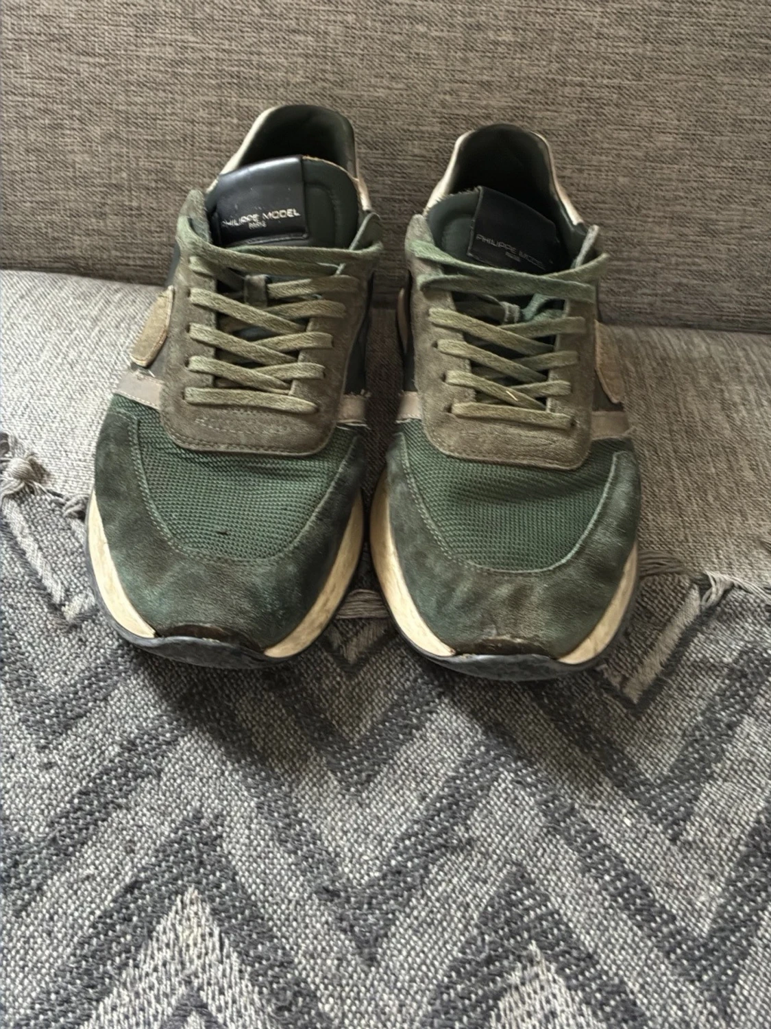 Gröna sneakers med mockadetaljer