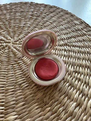 Rare beauty blush nearly rose , rouge - Rare beauty blush , nearly rose . Använd några ggr
