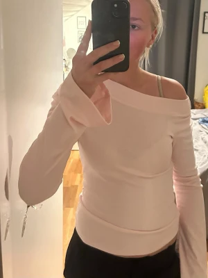 Ljusrosa offshoulder topp - Trendig ljusrosa offshoulder topp med långa ärmar och figurnära passform. Från gina tricot 14+ i strl S, passar som vanlig xs och s. Nypris 229 och har prislapp kvar