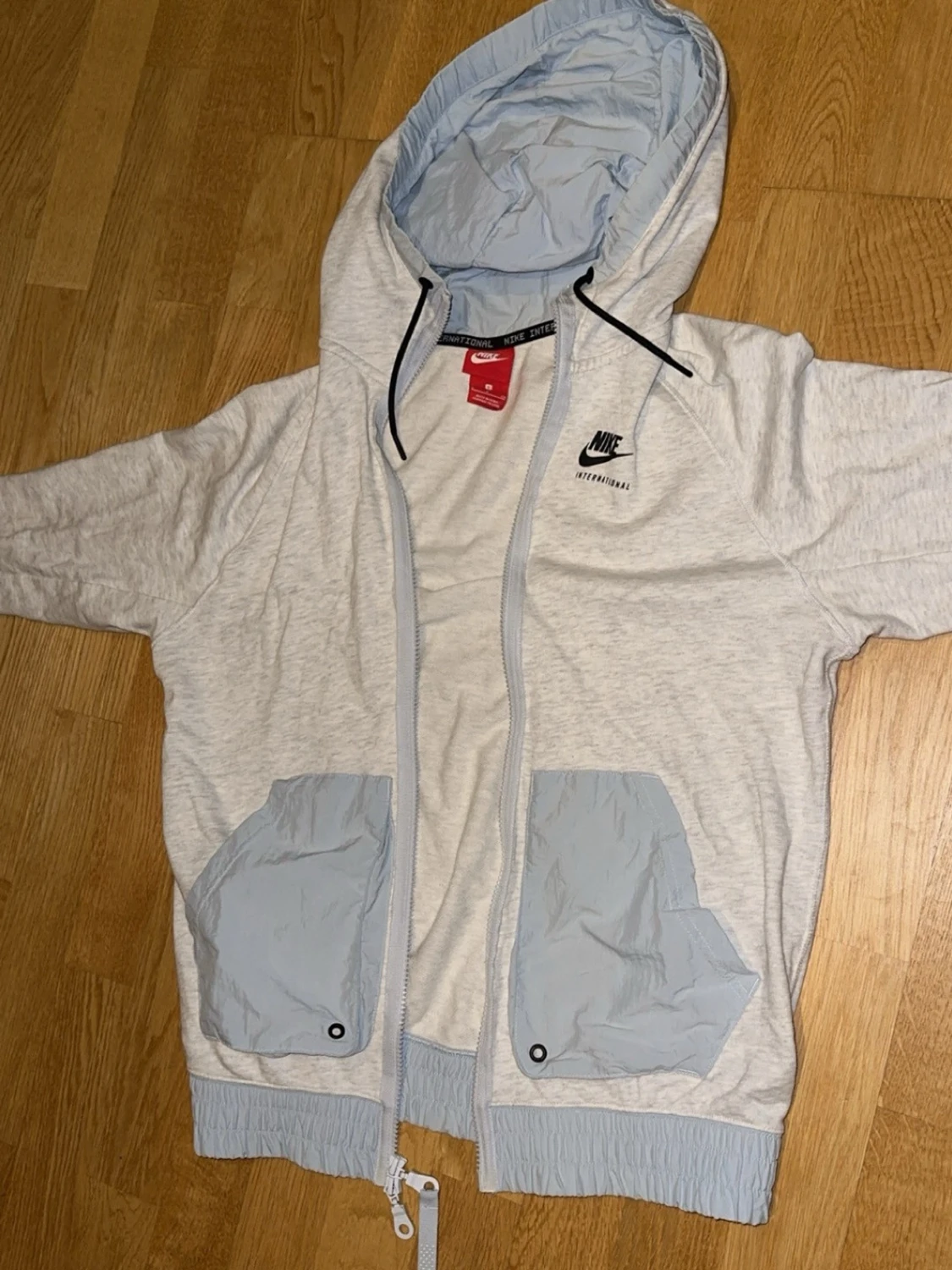 Nike ljusgrå hoodie med fickor sällsynt!! - 1