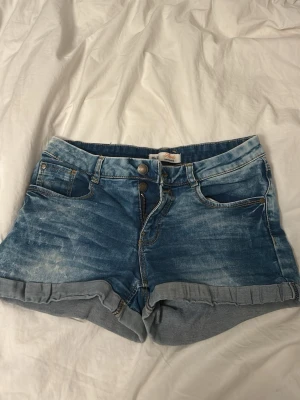 jeans shorts - fina nya jeans shorts köpta i spanien med mönster där bak pasar xs och s