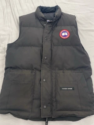 Canada goose väst  - Säljer min canada goose väst inte använd så mycket men är gammal har inga skador (äkta) 