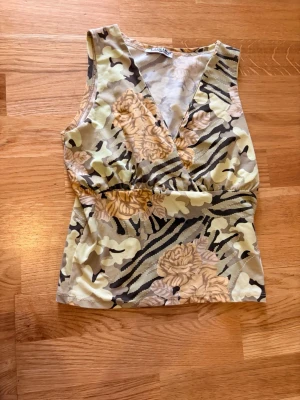 Vintage linne  - Säljer en fin vintage linne som är lite cropped. Strl står inte men gissar på S eller Xs.