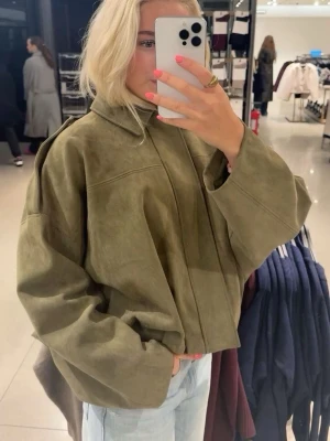 Populär mocka jacka - Jättesnygg mörkgrön mocka jacka från zara🤗helt slutsåld på hemsidan och svår att få tag i💓inga defekter, skriv för fler bilder🥰🥰