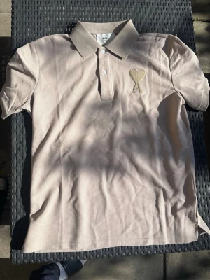 Beige Ami Paris hjärt piké - Helt ny Ami tröja