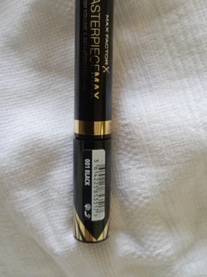 Max Factor Masterpiece Max Mascara - Helt ny och oöppnad Max Factor Masterpiece Max Mascara i färgen 001 Black. Snygg svart tub med gulddetaljer och tydlig etikett. Ger hög volym och definition till fransarna. Innehåller 7,2 ml och har en klassisk, stilren design som känns lyxig.