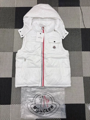 Moncler väst - Storlek S-M skriv gärna vid intresse 