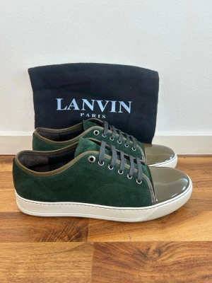 HELT NYA Lanvin Cap Toe - Säljer just nu dessa HELT NYA Lanvin Skor🙌🏻 Skorna är endaste testade, skick: 9,9/10 | UK 9, passar 43-44 |