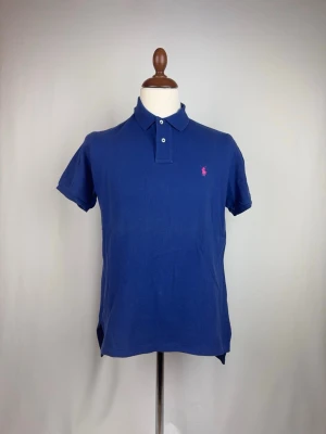 Ralph Lauren Pike Blå - 🌸 INFO OM PLAGGET 🌸  ☑️ Märke: Ralph Lauren ☑️ Storlek: Medium ☑️ Färg: Blå ☑️ Skick: ⭐⭐⭐⭐⭐  ✨ Detaljer: ☐ Inga hål ☐ Inga fläckar ☐ Nytvättad ☐ Rökfritt hem ☐ Djurfritt hem  📏 Passform: ☑️ Normal   📦 Skickas snabbt. 💬 Skriv gärna om du vill ha fler bilder eller mått. 🤍 Paketrabatt vid köp av flera annonser. 🌟 Titta gärna på mina andra annonser!