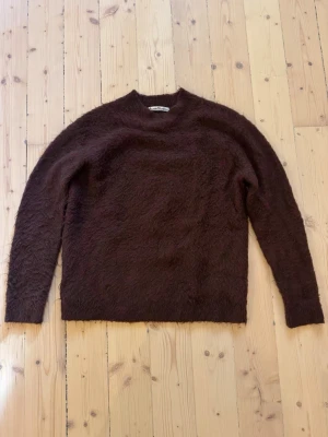 Lila stickad mohair-tröja Acne Studios - Stickad lila mohair-tröja från Acne Studios med fluffig textur och rund hals. Storlek XS, men oversized passform - passar perfekt för mig som har M killstorlek.