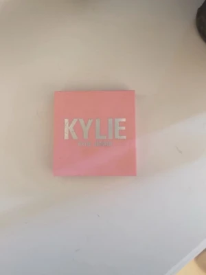 Kylie Cosmetics bronzer i puderform - Bronzer från Kylie Cosmetics i en snygg rosa fyrkantig dosa med spegel. Pudret har en varm brun ton som ger en solkysst look.                                                              Oanvänd, bara provad❗️ - säljs pga köp av fel shade - bra och gör inte sminket fläckig  - köpt för 300, säljs för halva pris  📦 fraktas samma dag eller dagen efter