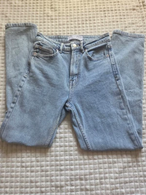 Stradivarius Mom Slim jeans ljusblå 🤍 stl S / 36 - 👖 Stradivarius mom slim jeans – ljusblå högmidjade jeans med rakare ben. Obs Tvättlappen invändigt saknas   Mått (ca):  - Midja ca 34 cm - Längd ca 100 cm