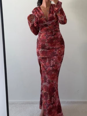 Adoore Foggia Maxi Dress i färgen Rust Stl. 32 - Använt 1 gång som ny.  För referens är 165/166 väger 55-56 kg.