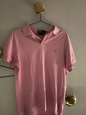 Rosa Ralph lauren pique - En fin rosa ralph lauren pique i storlek l som även kan passa m