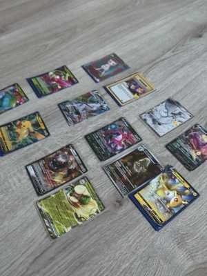 Samling Pokémonkort blandade motiv - Säljer en samling Pokémonkort med olika motiv och färger, inklusive holografiska och V-kort. Bland korten finns populära karaktärer som Pikachu, Mew och flera andra Pokémon. Perfekt för dig som vill utöka din samling eller börja samla. Säljer helst allt tillsammans 