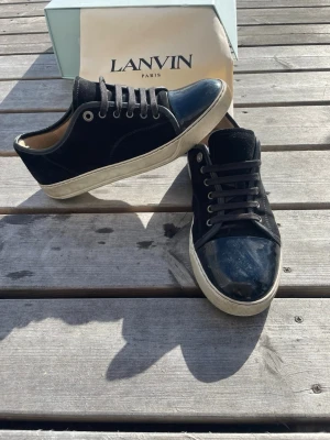 Lanvin skor  - Säljer nu ett par Lanvin i fint skick! Storlek UK 7, vilket motsvarar ungefär EU 41. Skorna är väl omhändertagna och har mycket kvar att ge. Säljer dem nu till ett bra pris och vill gärna få dem sålda snabbt, så först till kvarn gäller! Se bilderna för närmare info om skicket. Hör gärna av dig om du har några frågor eller vill ha fler bilder. Byte söks även! 