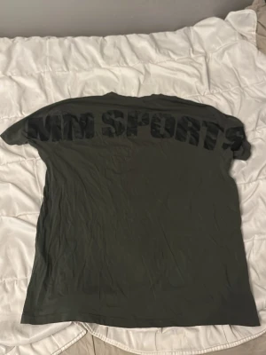 Grön t-shirt med tryck från MM Sports - Overzised gym t shirt från mm sports med tryck på baksidan