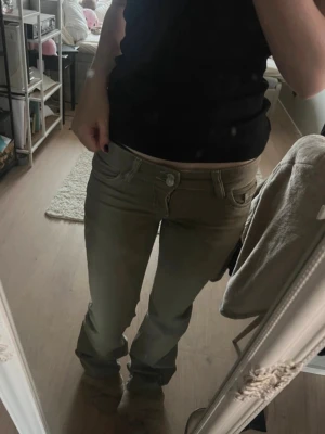 Low waist bootcut nelly jeans - Säljer mina low waist jeans från nelly pga de är för små och inte riktigt min stil längre💗 har använt dom ungefär 5-6 gånger och har inte några fläckar eller något så som jag vet.