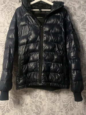 Peak performance  - Säljer min peak performance jacka, jag är runt 175 och den sitter bra på mig. Köpte den för 3200 den är varm och skön och passar höst vinter vår!! (Pris kan diskuteras)💯