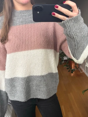 Stickad tröja - Stickad tröja från NA-KD, köpt för några år sedan men i mycket bra skick☺️