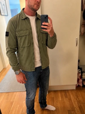 Stone Island  - Kollar intresse på en stone Island overshirt. Äkta såklart , kom med bud. Använd men har fortfarande mycket kvar att ge .