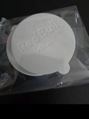 Vita Red Bull lock i petg 2pack - Två runda vita lock med Red Bull-logga och tjurmotiv, tillverkade i plast. Perfekta att sätta på burken. För att hålla kvar kolsyran. Eller bara skydda öppningen.. Säljs i förpackning.      Passar enbart red bull burkar