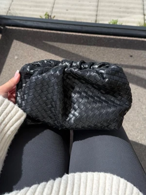 Väska  - Skit snygg väska som även kan va en clutch, ett stort innerfack sen en liten ficka med dragkedja i. Ingen rost eller kvadd på lädren