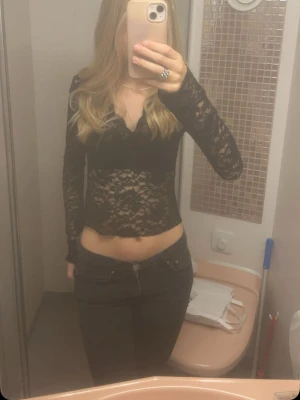 Svart spets topp - Super fin spets topp från Gina Tricot då den inte längre kommer till användning.