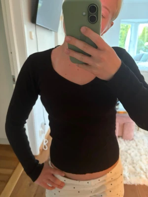 Svart långärmade topp - Svart finstickad långärmad topp med djupare neckline. Den kommer från JDY och är i bra skick då jag inte har använt den mycket alls. Hör av er vid funderingar om tröjan eller priset! 🤗🤗