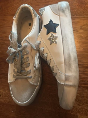 Vita sneakers  - Tecken på användning finns. Väldigt fina skor perfekta nu till sommaren. Skorna är i storlek 38. 