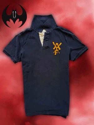 Vintage Abercrombie & fitch short-sleeve polo shirt - Säljer denna sällsynta och eftertraktade Abercrombie & Fitch polo shirt | Mycket Bra skick | Size M | Langd: 70cm Bröstvidd: 50cm | Skyltdocka: M - 48 cm axlar, 75 cm midja | Lägg endast bud med avsikt att köpa nu, inga fördröjning!