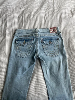 True religion jrsnz  - Utsvängda true religion jeans I super bra skick! 💕 storlek 28 