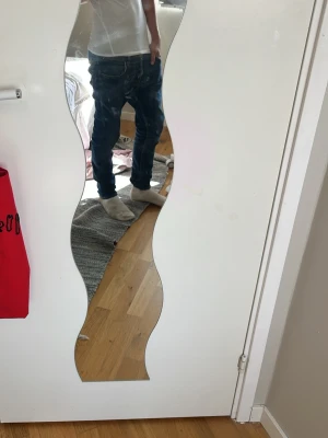 Blå slim nudie jeans med slitningar - Snygga blå jeans i slim fit med lätt slitna detaljer och klassiska bakfickor. Jeansen har en mörkare tvätt med subtila ljusare partier och kontrastsömmar. Perfekta för en avslappnad och trendig look.