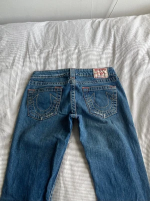 True religion jeans  - True religion jeans med coola fickor och röda sömmar 💕 storlek 28