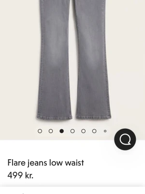Grå Flare jeans low waist -Kappahl - Säljer ett par grå Flare jeans från Kappahl då färgen inte kommer till användning. Har jeansen i andra färger och är jättenöjd. Knappt använda, nypris som på bild 499kr. Längden syns på bild, lite långa på mig som är ca 160. Meddela för frågor:)