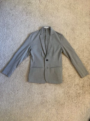S.C.W Kavaj (S) - Ljusgrå kavaj från S.C.W i fint skick. Stilren och modern modell som passar perfekt till fest, student, jobb eller mer uppklädda outfits.  📦 Skickas snabbt! 
