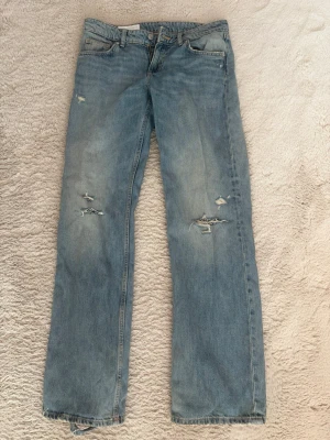 Zara jeans - Helt nytt skick, storlek 38, alla hål osv var där när jag köpte nya från zaras hemsida, säljes inte längre