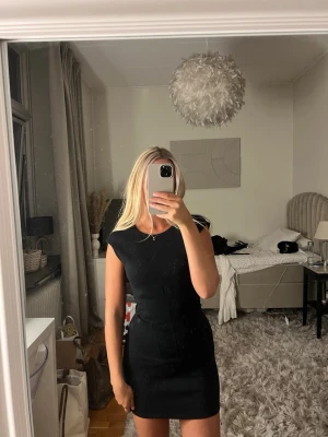 Svart miniklänning - Svart miniklänning från Zara, storlek S. 