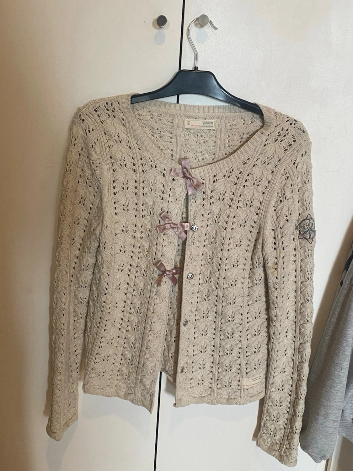 Beige kofta med rosetter Odd Molly