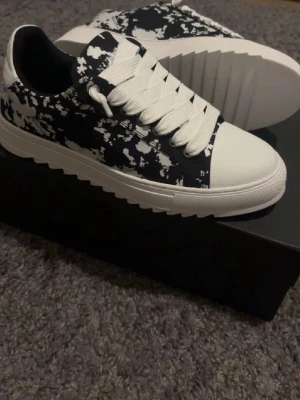 Svarta och vita sneakers från Numeris - Snygga sneakers från Numeris i svart och vitt med ett unikt mönster. Perfekta för dig som vill sticka ut med din stil. Tveka inte på att höra av er vid ev frågor🫡🤩