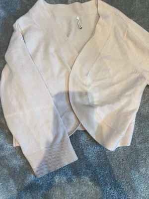 Ljusrosa bolero kofta - Söt ljusrosa bolero kofta med bred ribbad kant och lite kortare ärmar. Super fin rosa färg och säljer pga att den knappast kommer till användning! Passar XXS/XS/S💕💕