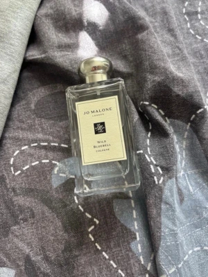 Jo Malone Wild Bluebell Cologne 100 ml - En elegant parfym från Jo Malone, Wild Bluebell Cologne. 100 ml kostar cirka 1600 ny. Parfymen har endast blivit sprutad fåtal gånger, säljer då jag inte tycker om den. Vid en snabb affär kan priset gå ner till 750