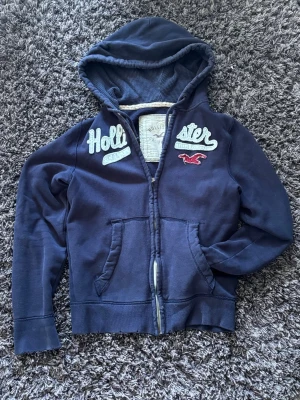 Distressed Hollister hoodie - Riktigt schysst distressed hoodie från Hollister i storlek M. Har bra passform och bra skick.