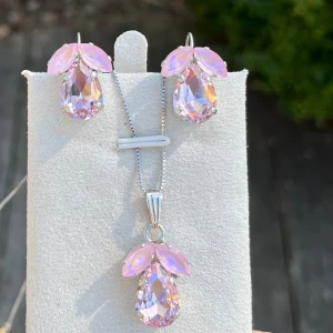 Set halsband örhängen silverpläterad Light Rose - Ett set med halsband och örhängen med brisyrkrok i silverpläterad mässing och kristaller. Pear 14x10mm, navette 10mm. Färg Light Rose och Light Rose Laquer De Lite. Längd 48cm inkl lås.  Jag skickar endast spårbart, samfraktar. Fast pris. Besök gärna mina övriga annonser.  Till mina smycken använder jag kristaller från Preciosa, Aurora och Swarowski.